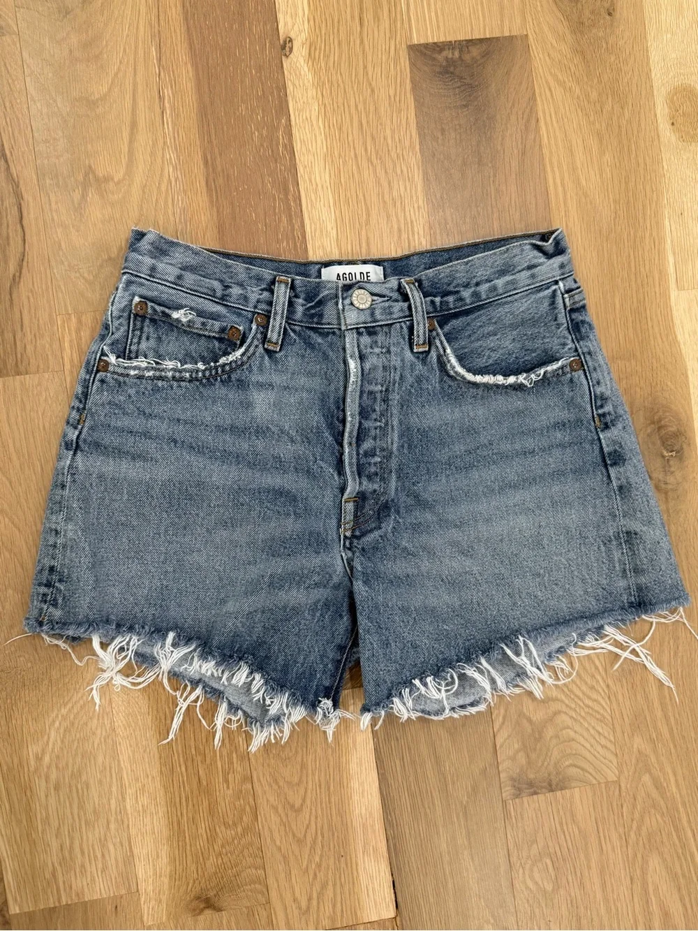 AGOLDE High-Rise Frayed Hem Denim Shorts in Medium Blue size 26